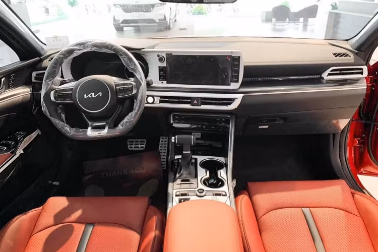 Ở phiên bản GT Line cao cấp, K5 sở hữu nội thất bọc da màu Đỏ phong cách GT-Line. Ghế lái chỉnh điện, nhớ vị trí. Ghế phụ chỉnh điện, tùy chỉnh vị trí thư giãn chỉ với 1 chạm. Hệ thống sưởi và làm mát hàng ghế trước. Vô lăng đáy phẳng D-cut, tích hợp lẫy chuyễn số, chức năng sưởi và các phím điều chỉnh thông tin.