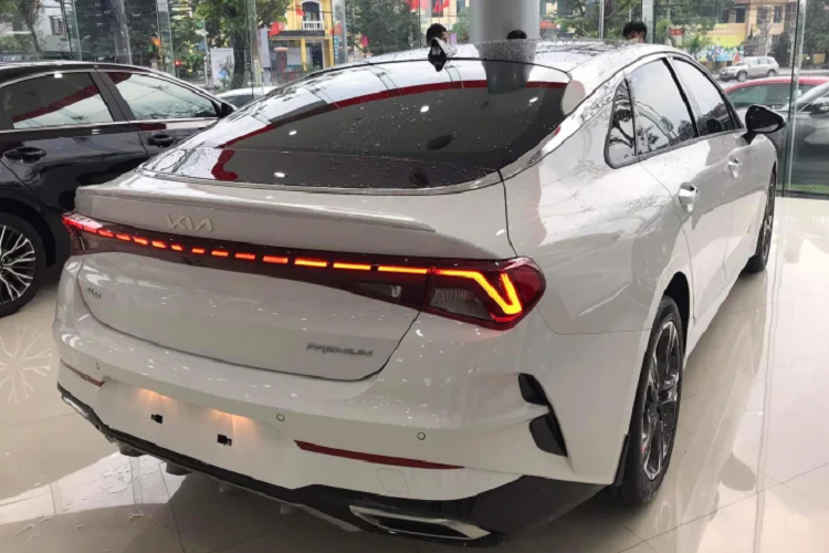 Xe đi kèm với hệ thống âm thanh 12 loa Bose cao cấp. Hệ thống điều hòa tự động 2 vùng độc lập, tích hợp cửa gió cho hàng ghế sau. Cửa sổ trời toàn cảnh Panorama. Chìa khóa thông minh và khởi động bằng nút bấm &amp; khởi động từ xa. Sạc điện thoại không dây. Chức năng sưởi ấm hàng ghế sau… Có thể nói, K5 2022 là mẫu xe được trang bị nhiều “đồ chơi” trong phân khúc sedan hạng D.