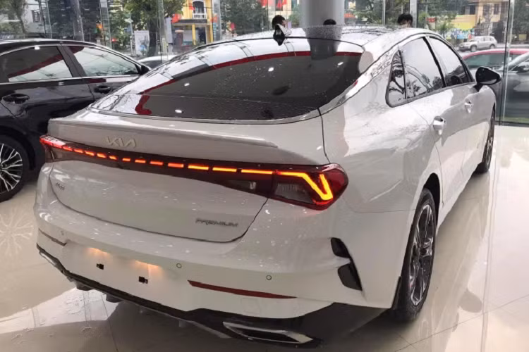 Xe đi kèm với hệ thống âm thanh 12 loa Bose cao cấp. Hệ thống điều hòa tự động 2 vùng độc lập, tích hợp cửa gió cho hàng ghế sau. Cửa sổ trời toàn cảnh Panorama. Chìa khóa thông minh và khởi động bằng nút bấm &amp; khởi động từ xa. Sạc điện thoại không dây. Chức năng sưởi ấm hàng ghế sau… Có thể nói, K5 2022 là mẫu xe được trang bị nhiều “đồ chơi” trong phân khúc sedan hạng D.