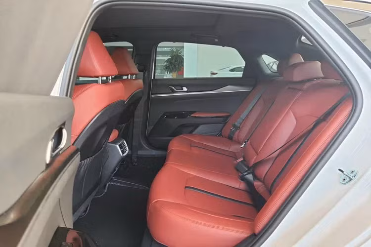 Màn hình đa thông tin kỹ thuật số 12.3” Màn hình HUD (Head Up Display). Đèn nội thất “Moodlight”. Kính cửa sổ chỉnh điện, kính cửa trước lên xuống một chạm và chống kẹt. Màn hình giải trí trung tâm 10.25 inch, kết nối Apple Carplay &amp; Android Auto.