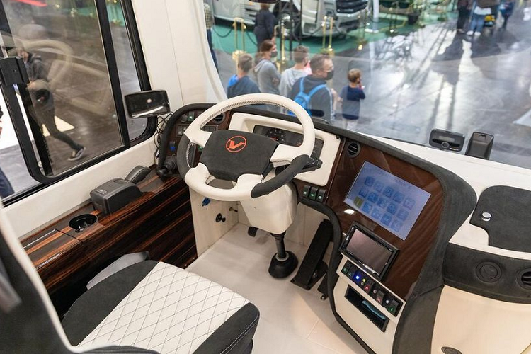 “Biệt thự di động” này là sản phẩm của Volkner Mobil, một công ty chuyên tùy biến và chế tạo nhà di động tới từ Đức.