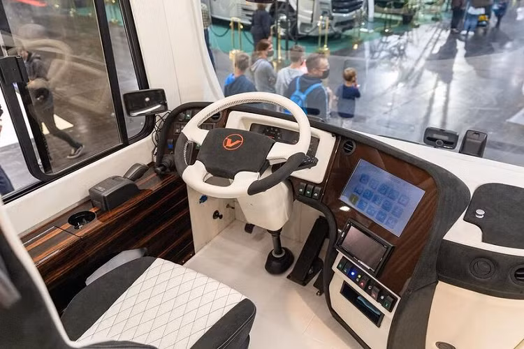 “Biệt thự di động” này là sản phẩm của Volkner Mobil, một công ty chuyên tùy biến và chế tạo nhà di động tới từ Đức.