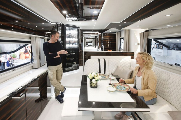 “Combo 2 trong 1” này được đi kèm mức giá xe Volkner Mobil đưa ra bán với mức là gần 7.7 triệu USD (khoảng 175 tỷ đồng).