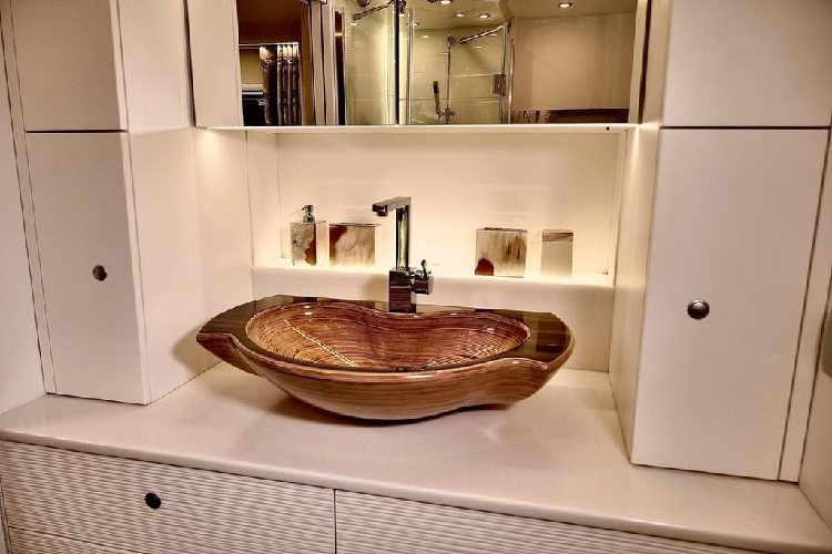 “Căn nhà” Performance S có tông màu sáng chủ đạo, trong khi đó gian bếp, nhà tắm được ốp gỗ tông màu trầm tương phản. Để làm tăng thêm vẻ sang trọng và “thanh lịch” cho nội thất, Volkner Mobil đã bố trí nhiều kính cho không gian của Performance S. Chưa hết, xe còn được trang bị hệ thống âm thanh Burmester được chế tạo riêng có giá 355.000 USD ( 8 tỷ đồng).