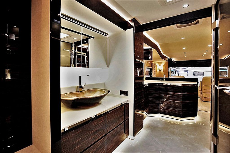 Với mức giá cả triệu đô, Volkner Performance S 2021 đem tới cho người dùng một “không gian sống” vô cùng tiện nghi và sang trọng. Nội thất xe cực kỳ “xa hoa” với một phòng khách nhỏ ở phía trước phòng ăn, một “nhà bếp” đầy đủ tiện nghi, một phòng tắm khô, một phòng tắm riêng biệt với vòi sen, “trần nhà” đầy sao và phòng ngủ có một giường đôi ở phía cuối xe.