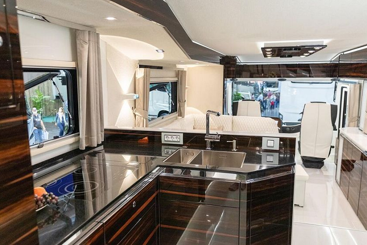 Đặc biệt, Performance S 2021 còn được bán kèm một chiếc siêu xe thể thao Bugatti Chiron trị giá 3 triệu USD (khoảng 68 tỷ đồng). Bugatti Chiron sẽ “nằm” trong garage được lắp bệ thuỷ lực có sức chứa đủ cho một chiếc siêu xe kèm 4 xe đạp điện.