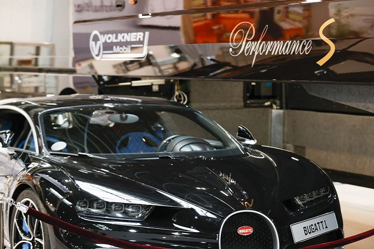 Giống như phiên bản 2019, Performance S 2021 cũng có nắp trượt ở bên trái xe để tăng thêm không gian cho nội thất vốn đã rộng rãi. Trên nóc xe lắp các tấm pin mặt trời 2.000 W, máy phát điện 8 kW và các bể chứa nước