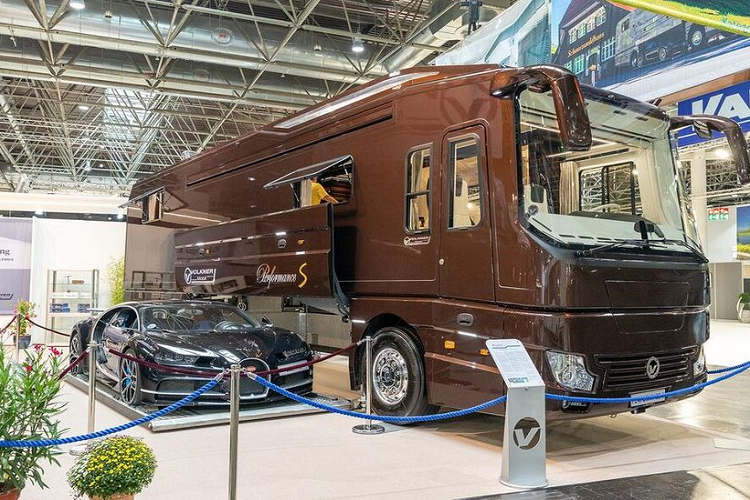 Với những người yêu thích du lịch dài ngày bằng đường bộ để có thể tận hưởng hết vẻ đẹp của thiên nhiên, cuộc sống và con người thì motorhome (nhà di động) là một sự lựa chọn lý tưởng. Hầu hết, motorhome đều sẽ được trang bị đầy đủ những tiện nghi như bếp, giường ngủ, phòng tắm,…không khác gì một ngôi nhà thực thụ và Volkner Performance S 2021 mới sẽ làm được những điều đó.