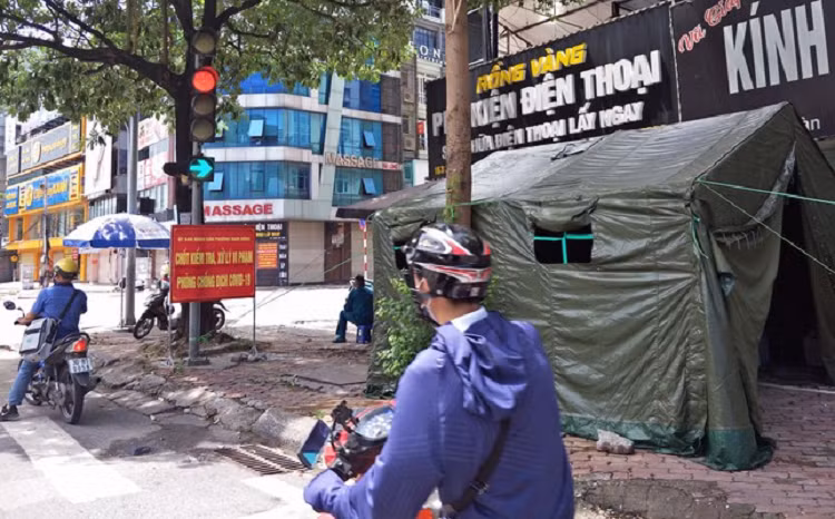 Kiem tra giay to nguoi di duong o Ha Noi: Chot chat, chot 'buong long'-Hinh-4