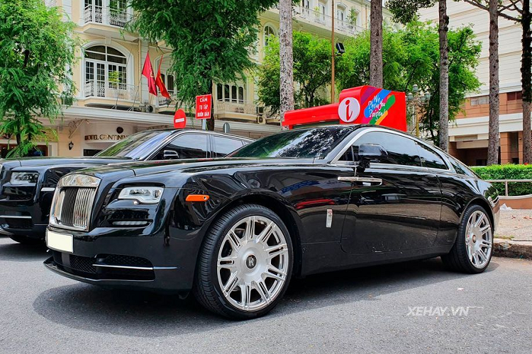 Chiếc xe siêu sang Rolls-Royce Wraith series II được trang bị động cơ W12 tăng áp kép, dung tích 6.6L, công suất tối đa 624 mã lực, mô-men xoắn 800Nm. Đi kèm với hộp số tự động ZF 8 cấp, xe có thể tăng tốc từ 0-100km/h trong vòng 4,4 giây.