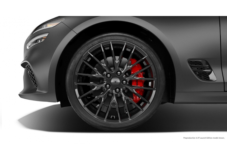 Đặc biệt hơn, phiên bản Launch Edition có thêm màu sơn mờ “thửa riêng” gồm Trắng mờ (Verbier White) hoặc xám mờ (Melbourne Grey) độc đáo. Phiên bản đặc biệt còn có nội thất màu Đen (Obsidian Black Red) và Đỏ (Sevilla). 