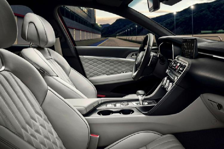 Ở phiên bản Prestige 2.0 cao cấp hơn, xe được bổ sung thêm cửa sổ trời và mâm hợp kim 19 inch lớn hơn. Trang bị ghế da, sạc điện thoại không dây, vô lăng chỉnh điện, cảnh báo khoảng cách khi đỗ xe và hệ thống âm thanh cao cấp 15 loa từ thương hiệu Lexicon.