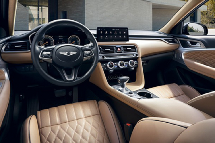 Genesis G70 2022 được trang bị Tiêu Chuẩn các hệ thống an toàn và hỗ trợ lái bao gồm Kiểm soát hành trình thông minh với Dừng và Đi (Smart Cruise Control with Stop &amp; Go), tính năng hỗ trợ lái xe trên đường cao tốc, hỗ trợ giữ làn đường và hỗ trợ theo làn đường. Ngoài ra còn có Hỗ trợ tránh va chạm điểm mù, cánh báo phương tiện cắt ngang ở phía sau,…