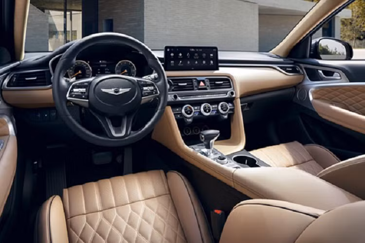 Genesis G70 2022 được trang bị Tiêu Chuẩn các hệ thống an toàn và hỗ trợ lái bao gồm Kiểm soát hành trình thông minh với Dừng và Đi (Smart Cruise Control with Stop &amp; Go), tính năng hỗ trợ lái xe trên đường cao tốc, hỗ trợ giữ làn đường và hỗ trợ theo làn đường. Ngoài ra còn có Hỗ trợ tránh va chạm điểm mù, cánh báo phương tiện cắt ngang ở phía sau,…