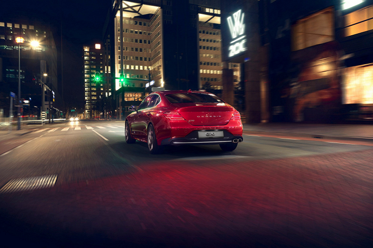 Ở phiên bản Tiêu Chuẩn, G70 2022 sử dụng động cơ 4cyl thẳng hàng, dung tích 2.0 lít tăng áp. Bên cạnh đó, ngoại thất được trang bị tiêu chuẩn đèn pha LED và “dàn chân” lắp bộ mâm kim 18 inch. Nội thất xe đi kèm với ghế trước giả da có sưởi, ghế người lái chỉnh điện 12 hướng. Xe đi kèm với các tiện ích khác bao gồm màn hình hỗ trợ lái LCD 8 inch và hệ thống thông tin giải trí 10,25 inch tích hợp định vị GPS.