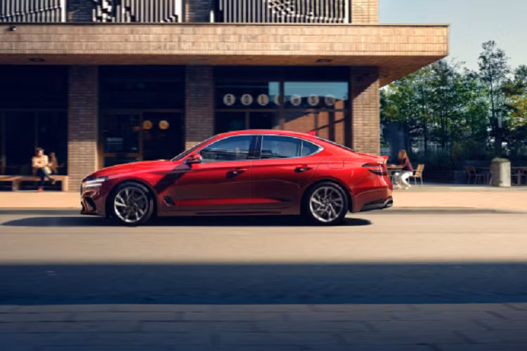 Để chinh phục các khách hàng đề cao công suất mạnh mẽ , G70 2022 có phiên bản máy V6 3.3L twin-turbo (tăng áp kép), ngoài ra xe còn đi kèm với hệ thống treo thể thao (tiêu chuẩn), hệ thống phanh tốt hơn và “dàn chân” lắp bộ mâm 19 inch. Ở phiên bản G70 3.3T “Sport Advanced” cao cấp hơn, xe sở hữu lưới tản nhiệt mạ crôm tối màu, hệ thống ống xả biến thiên và “dàn chân” lắp bộ mâm 19 inch độc đáo. Phiên bản này cũng có ghế trước thông gió, bàn đạp hợp kim và nhiều trang trí khác.