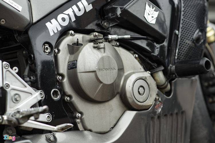 Để phù hợp hơn với tổng thể xe thì phần đuôi được cắt gọt nhỏ gọn hơn. Phần yên cũng được thay thế là loại yên liền, êm ái hơn với thiết kế 2 tầng. Đèn hậu của xe cũng được làm lại với một dải LED chạy ngang. Honda CBR600RR đời 2006 được trang bị khối động cơ DOHC 599 cc, 4 xy-lanh thẳng hàng, làm mát bằng chất lỏng, có công suất cực đại 118 mã lực tại tốc độ vòng tua 13.500 vòng/phút. Vào thời điểm mới ra mắt, mẫu xe này được mệnh danh là "ông hoàng sportbike hạng trung".