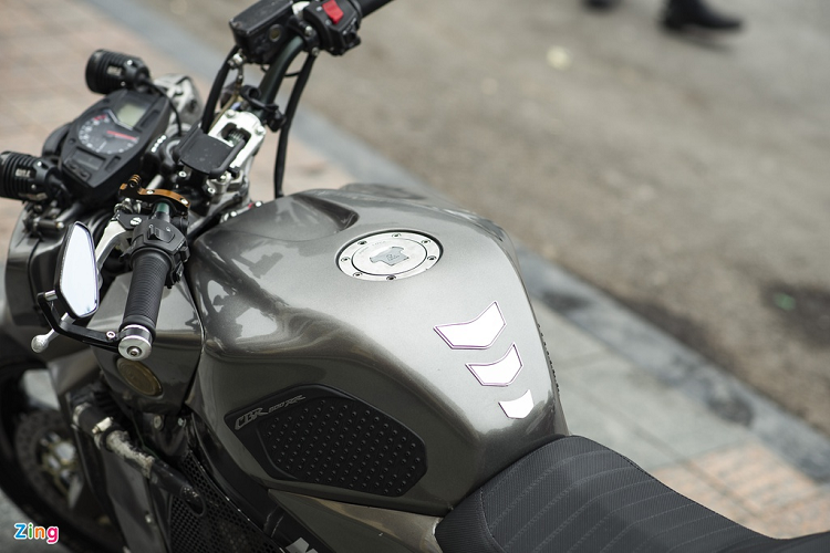 Chiếc CBR600RR đã được gỡ bỏ toàn bộ phần nhựa bên ngoài như 2 bên ốp sườn và đuôi xe. Các phần kim loại được gò mới như đuôi xe và 2 ốp sườn dưới gầm giúp phần ngang xe hầm hố, góc cạnh hơn.