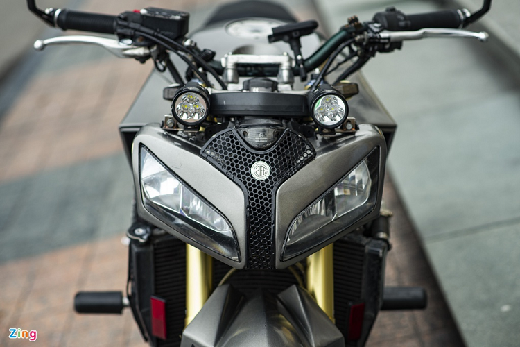 Nhìn tổng thể, rất khó để nhận ra đây là mẫu Honda CBR600RR đời 2006. Thiết kế của xe được làm lại hầm hố với những hình khối góc cạnh từ kim loại. Diện mạo bên ngoài từ phần đầu, đuôi xe đến các tấm ốp thân xe được chủ nhân thiết kế, thi công. Tuy nhiên, động cơ vẫn giữ nguyên bản. 