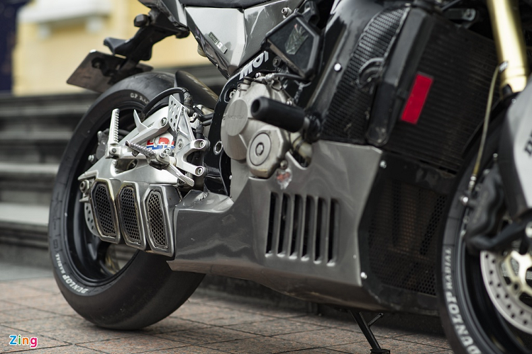 Xe cũng được trang bị hệ thống ống xả mới, đặt thấp hơn thay vì ngay dưới yên sau như trước. Đầu ra ống xả được thiết kế mới với 3 cổng xả, mang lại âm thanh uy lực hơn. Gắp đôi phía sau của xe vẫn được giữ nguyên bản.