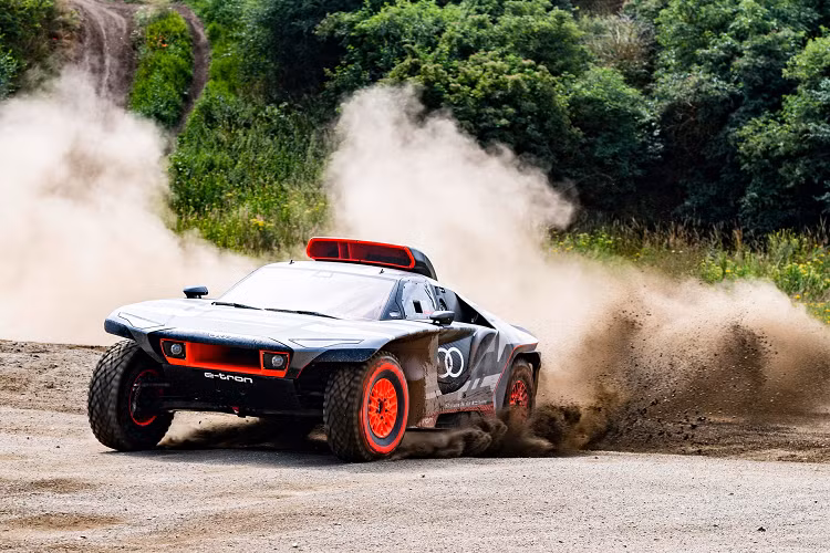 Audi RS Q e-tron 2022 chạy điện hoàn toàn mới bắt đầu được thử nghiệm trong tháng 7 này và sẽ trải qua nhiều đợt kiểm tra toàn diện để chuẩn bị cho cuộc đua quan trọng vào năm sau.