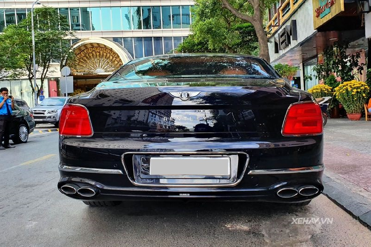 Điều này được tạo ra nhờ việc Bentley Flying Spur V8 2021 sẽ nhẹ hơn 100 kg so với phiên bản W12, trong đó phần lớn cân nặng được giảm bớt ở mũi xe, giúp chiếc sedan sang trọng nhanh hơn và có phản ứng nhanh hơn với các đầu vào của vô lăng.