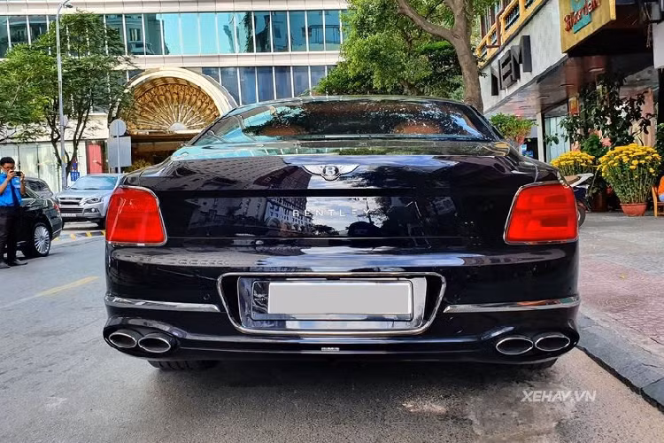 Điều này được tạo ra nhờ việc Bentley Flying Spur V8 2021 sẽ nhẹ hơn 100 kg so với phiên bản W12, trong đó phần lớn cân nặng được giảm bớt ở mũi xe, giúp chiếc sedan sang trọng nhanh hơn và có phản ứng nhanh hơn với các đầu vào của vô lăng.