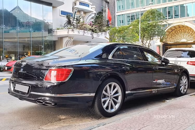 Chiếc xe siêu sang Bentley Flying Spur V8 hàng hiếm tại Việt Nam còn có bộ mâm sơn bạc sáng tạo thêm sự tương phản hấp dẫn.
