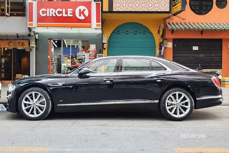 Xe được trang bị động cơ tăng áp kép V8 4.0L tương tự trên Continental GT, sản sinh công suất 542 mã lực và mô-men xoắn 700 Nm, giúp xe tăng tốc từ 0 - 96 km/h trong 4 giây trước khi đạt tốc độ tối đa 318 km/h. Giá xe Bentley Flying Spur V8 đời 2020 hàng hiếm tại Việt Nam này sẽ không dưới 17 tỷ đồng.