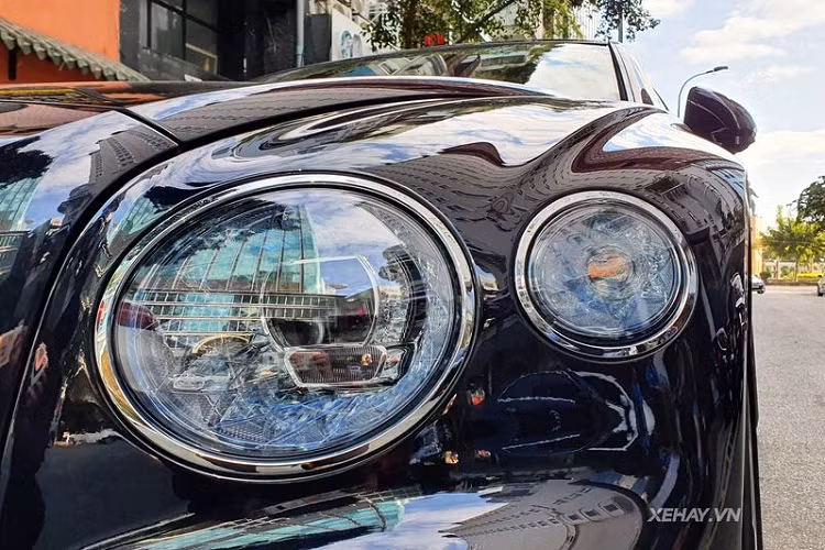 Về thiết kế, Flying Spur thế hệ thứ ba được thay đổi đáng kể, trở nên mạnh mẽ và cá tính hơn với lưới tản nhiệt nan dọc đồ sộ, cụm đèn pha LED pha lê đẳng cấp, hốc gió trước táo bạo hơn và logo chữ B ở mũi được làm sang trọng hơn.