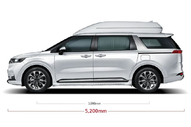 Tại thị trường Hàn Quốc, giá xe Kia Carnival High Limousine 2022 bản 4 chỗ khởi điểm từ 86,83 triệu Won (khoảng 1,74 tỷ đồng). Như vậy, bản 4 chỗ của mẫu xe MPV trần cao này đắt hơn nhiều so với bản 7 chỗ và 9 chỗ. Giá bán của Kia Carnival High Limousine bản 9 chỗ là 60,66 triệu Won (1,21 tỷ đồng) và bản 7 chỗ là 62,71 triệu Won (1,26 tỷ đồng).