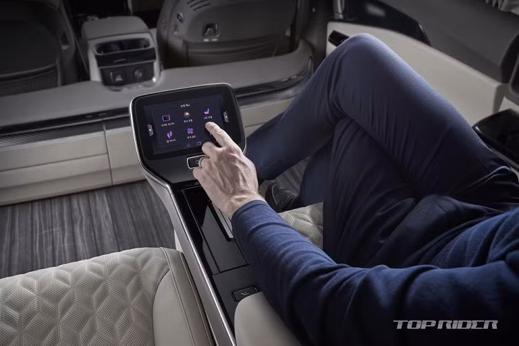 Đúng như cái tên High Limousine, mẫu xe MPV này được trang bị nóc và trần xe cao hơn Kia Carnival 2022 bản thường. Khi nhìn bên ngoài, nhiều người có thể tưởng rằng Kia Carnival High Limousine 2022 đi kèm hộp chứa đồ trên nóc. Tuy nhiên, đây thực chất là phần nóc được đẩy cao lên nhằm mang đến nội thất rộng rãi hơn cho xe.