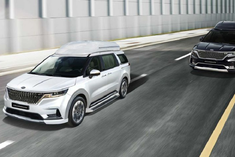 "Trái tim" của Kia Carnival High Limousine 2022 là khối động cơ xăng Smartstream G3.5 GDI V6, tạo ra công suất tối đa 290 mã lực và mô-men xoắn cực đại 355 Nm. Động cơ này đồng hành với hộp số tự động 8 cấp tiêu chuẩn. Cuối cùng là những trang bị an toàn như camera 360 độ, hệ thống kiểm soát hành trình thông minh, ngăn va chạm phía trước, cảnh báo chệch làn đường, cảnh báo va chạm phía sau và cảnh báo va chạm khi mở cửa xe.