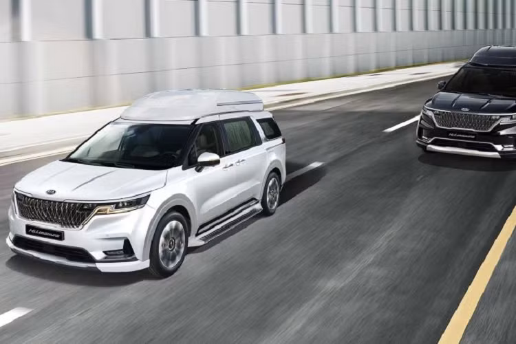 "Trái tim" của Kia Carnival High Limousine 2022 là khối động cơ xăng Smartstream G3.5 GDI V6, tạo ra công suất tối đa 290 mã lực và mô-men xoắn cực đại 355 Nm. Động cơ này đồng hành với hộp số tự động 8 cấp tiêu chuẩn. Cuối cùng là những trang bị an toàn như camera 360 độ, hệ thống kiểm soát hành trình thông minh, ngăn va chạm phía trước, cảnh báo chệch làn đường, cảnh báo va chạm phía sau và cảnh báo va chạm khi mở cửa xe.