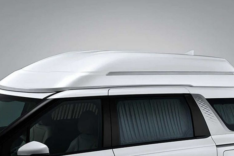 Điểm nhấn đáng chú ý nhất của Kia Carnival High Limousine 2022 bản 4 chỗ đương nhiên nằm ở nội thất. Bước vào bên trong mẫu xe này, hành khách sẽ được chào đón bằng không gian nội thất rộng rãi với 2 ghế thương gia ở đằng sau.