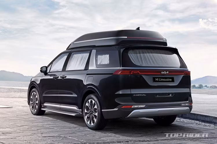 Những trang bị còn lại của Kia Carnival High Limousine 2022 bản 4 chỗ không có gì khác so với bản 7 chỗ như hệ thống lọc không khí, có thể loại bỏ những hạt bụi siêu mịn và khí độc hại trong xe, bảng đồng hồ kỹ thuật số với màn hình 12,3 inch, rèm che nắng, tính năng ra lệnh bằng giọng nói cho hành khách phía sau, hệ thống đèn LED thay đổi màu theo tâm trạng hay đèn LED đọc sách.