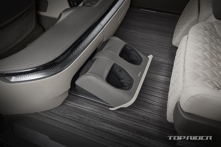 Bên cạnh phần nóc cao hơn, Kia Carnival High Limousine 2022 còn có những điểm nhấn khác biệt so với Carnival thông thường như bệ bước chân bên sườn và đèn phanh LED cỡ lớn nằm trên nóc xe.