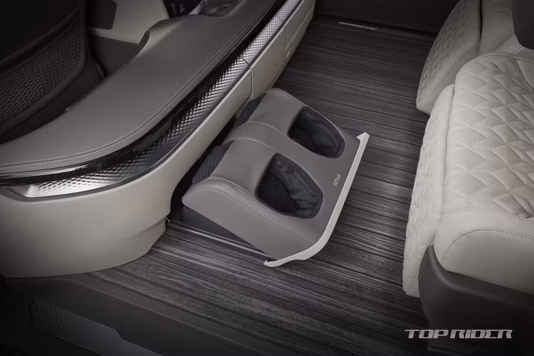 Bên cạnh phần nóc cao hơn, Kia Carnival High Limousine 2022 còn có những điểm nhấn khác biệt so với Carnival thông thường như bệ bước chân bên sườn và đèn phanh LED cỡ lớn nằm trên nóc xe.