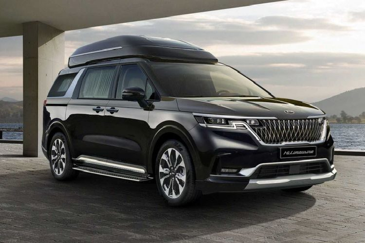 Ghế của Kia Carnival High Limousine 2022 bản 4 chỗ được bọc da sang trọng và dập hoa văn đẹp mắt. Ghế còn đi kèm bệ đỡ bắp chân nhằm mang đến cảm giác thoải mái cho người ngồi. Chưa hết, Kia Carnival High Limousine 2022 còn có màn hình thông minh 21,5 inch tiêu chuẩn nằm trên trần, có thể kết nối với điện thoại thông minh của hành khách và có tính năng chia sẻ. Đặc biệt, mẫu xe này được trang bị máy mát-xa chân do hãng Kia kết hợp với công ty sức khỏe Hutech phát triển.