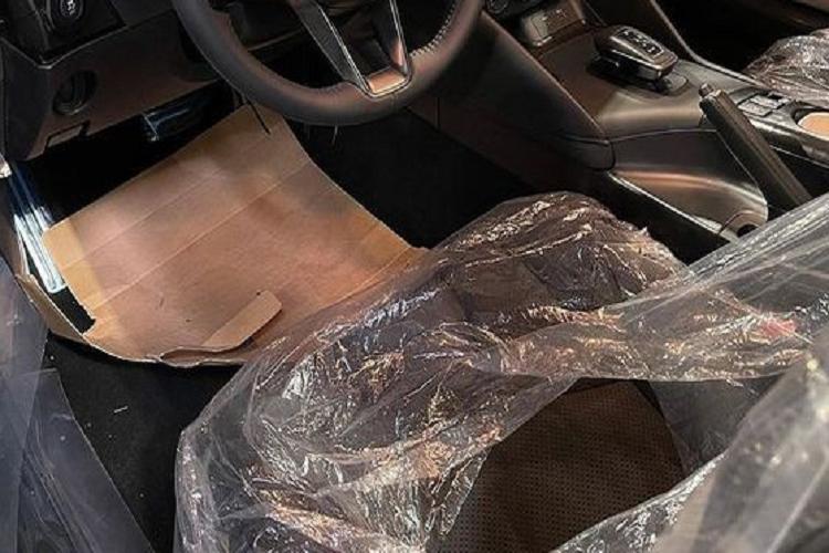 Đối với nội thất, các điểm nổi bật bao gồm ba đồng hồ nổi, cụm công cụ kỹ thuật số cỡ lớn, vô lăng quen thuộc và bảng điều khiển trung tâm hơi khác với cần số cho hộp số tự động - có thể là loại 7 cấp. Ngoài ra, 400Z có lẽ cũng sẽ có một tùy chọn số sàn 6 cấp. 