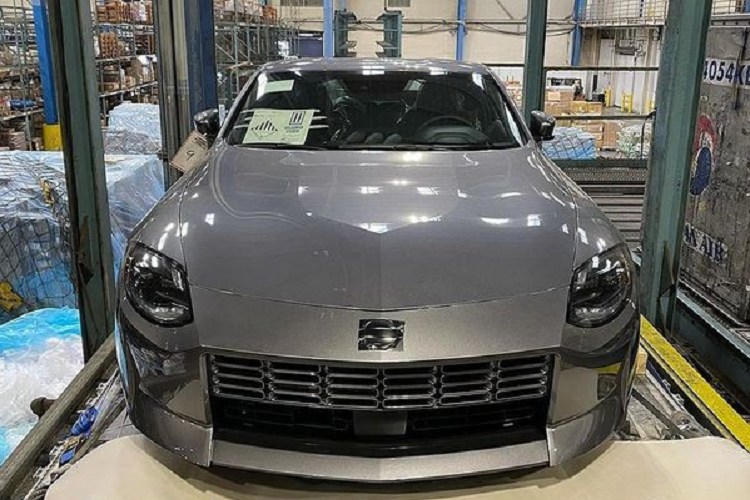 Đường nét bóng bẩy ở bên hông lại càng cho thấy sự tương đồng với Z Proto. Tuy nhiên, khác với mẫu xe concept, Nissan 400Z hoàn toàn mới có các tay nắm cửa sửa đổi, đèn phản quang màu đỏ phía trên bánh sau 