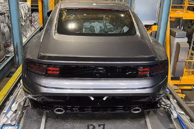 Mẫu xe thể thao Nissan 400Z 2022 mới dự kiến sẽ ra mắt vào cuối năm nay với động cơ tăng áp kép V6 3.0L mượn từ Infiniti Q60 Red Sport 400. Trên Q60 Red Sport, cỗ máy V6 cho công suất 400 mã lực và mô-men xoắn cực đại 474Nm. 