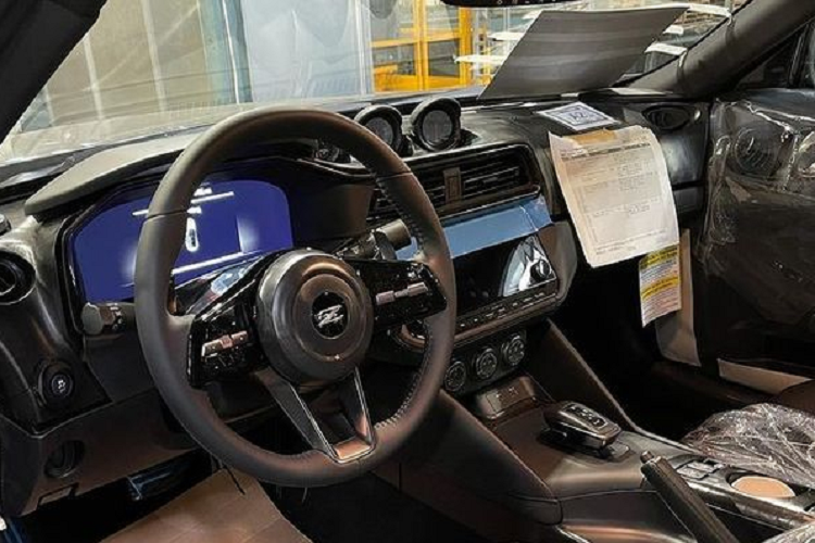 Ở đuôi xe, chiếc coupe có cản sau đen bóng, hệ thống ống xả kép thể thao, đèn hậu hoài cổ và một cánh gió sau. Tổng thể xe trông rất mượt mà, năng động và hiện đại. 