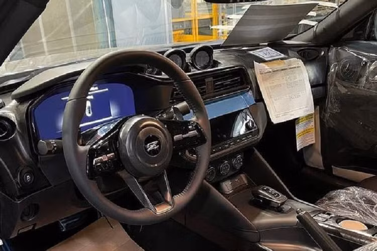 Ở đuôi xe, chiếc coupe có cản sau đen bóng, hệ thống ống xả kép thể thao, đèn hậu hoài cổ và một cánh gió sau. Tổng thể xe trông rất mượt mà, năng động và hiện đại. 