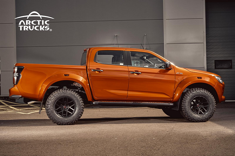 Mặt khác, Isuzu sẽ phụ trách trang bị cho xe tính năng cần thiết như nhận diện biển báo, gạt mưa tự động, và tính năng giữ làn đường khẩn cấp. Hệ thống thông tin giải trí của xe đi kèm màn hình cảm ứng kích thước 9 inch và hệ thống điều hòa hai vùng