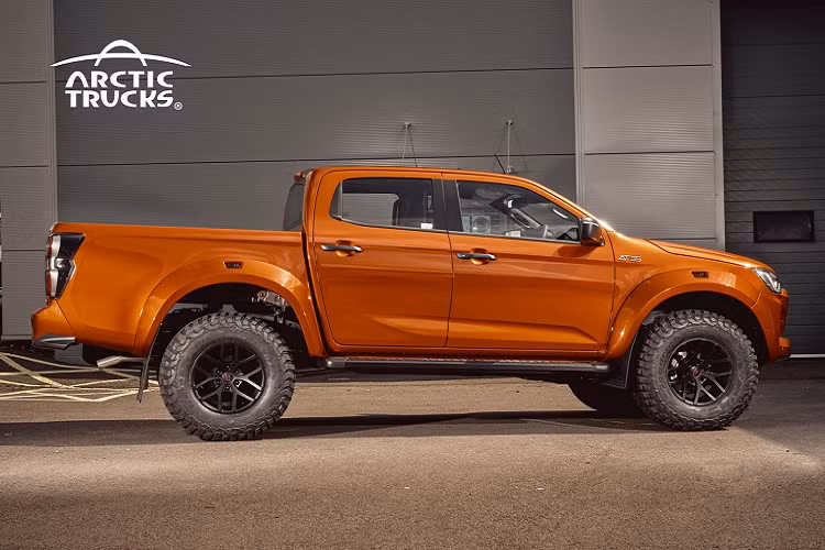 Mặt khác, Isuzu sẽ phụ trách trang bị cho xe tính năng cần thiết như nhận diện biển báo, gạt mưa tự động, và tính năng giữ làn đường khẩn cấp. Hệ thống thông tin giải trí của xe đi kèm màn hình cảm ứng kích thước 9 inch và hệ thống điều hòa hai vùng