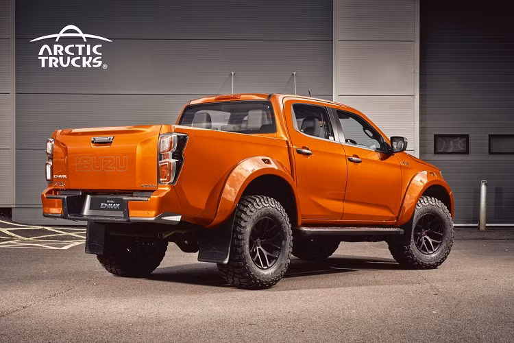 Tại thị trường Anh, Isuzi D-Max sẽ chỉ có duy nhất một tùy chọn động cơ là động cơ turbodiesel công suất 162 mã lực và mômen xoắn cực đại 360 Nm. Đi kèm với động cơ này là hộp số sàn 6 cấp hoặc tùy chọn hộp số tự động 6 cấp, và hệ dẫn động 4 bánh.