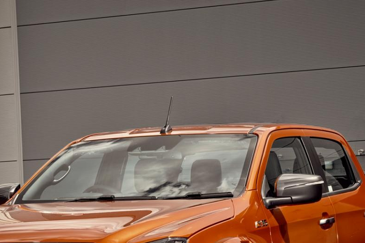 Nguyên bản chiếc Isuzu D-Max được Arctic Trucks kéo dài kết cấu khung gầm, hệ thống treo của xe được nâng cấp lên loại Bilstein Performance Suspenion, đi kèm là bộ lốp đa địa hình 35 inch để giúp người lái tự tin hơn khi đi off-road.