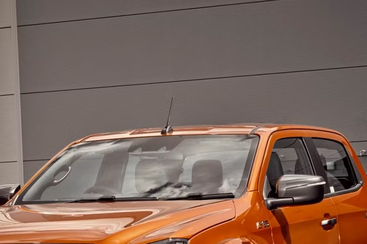 Nguyên bản chiếc Isuzu D-Max được Arctic Trucks kéo dài kết cấu khung gầm, hệ thống treo của xe được nâng cấp lên loại Bilstein Performance Suspenion, đi kèm là bộ lốp đa địa hình 35 inch để giúp người lái tự tin hơn khi đi off-road.