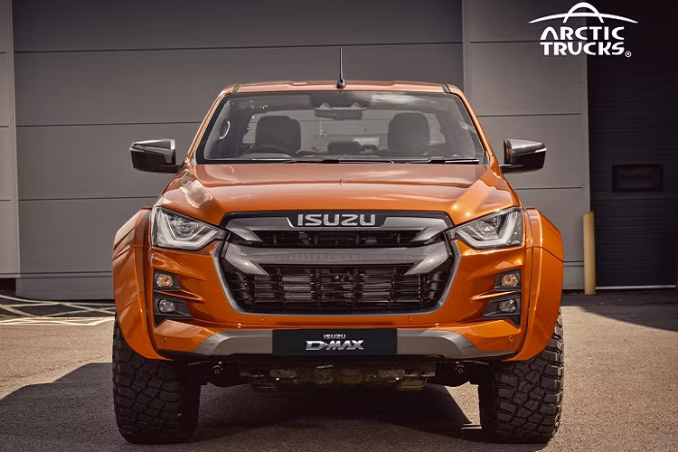 Bên cạnh đó, Arctis Trucks còn tiến hành nâng cấp nội thất của xe Isuzu D-Max, bổ sung thêm hàng loạt trang bị có logo của Arctic Trucks như tựa đầu, thảm sàn, ốp bậc cửa, trong khi đó nội thất của xe được bọc da cao cấp hơn, mang đến sự bền bỉ và thoải mái cho người dùng.